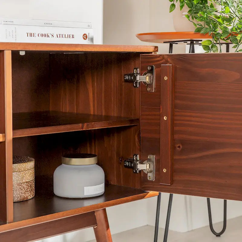 Meuble TV 58" style milieu de siècle pour téléviseurs jusqu'à 65", bois de pin massif, portes à fermeture amortie et gestion des câbles