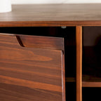 Meuble TV 58" style milieu de siècle pour téléviseurs jusqu'à 65", bois de pin massif, portes à fermeture amortie et gestion des câbles