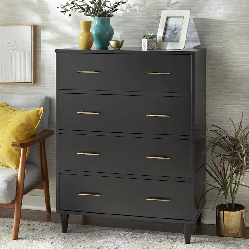 Commode quatre tiroirs, style médiéval-moderne