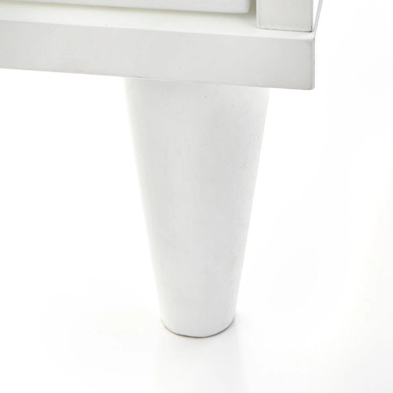 Commode quatre tiroirs, style médiéval-moderne