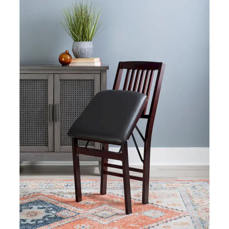 Deux chaises pliantes avec revêtement en similicuir