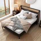 Lit plateforme Queen avec tête de lit en rotin, cadre en pin, aucun sommier tapissier requis 64,6" L